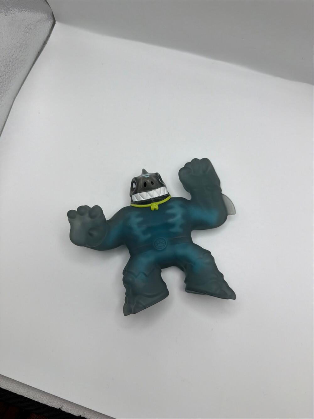 Heroes of Goo Jit Zu Shark Smashadon Dino X-Ray 4” Action Figure Stretch